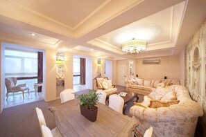 Presidential-Suite (Amur) | Wohnzimmer | Fernseher