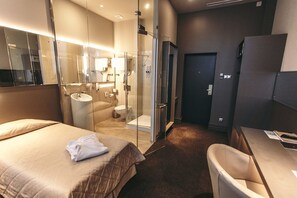 Comfort-Einzelzimmer | Badezimmer | Kostenlose Toilettenartikel, Haartrockner, Bademäntel, Hausschuhe