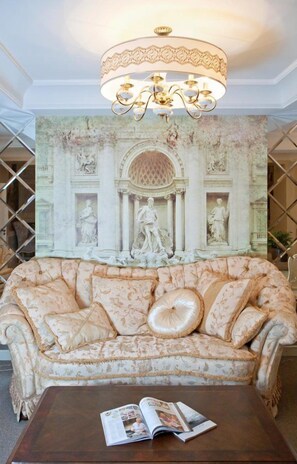 Presidential-Suite (Amur) | Wohnzimmer | Fernseher