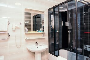 Familien-Suite | Badezimmer | Kostenlose Toilettenartikel, Hausschuhe, Handtücher