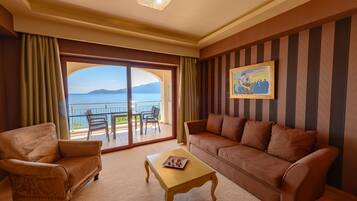 Junior Suite, Sea View | Minibar, in-room safe, individually decorated, desk