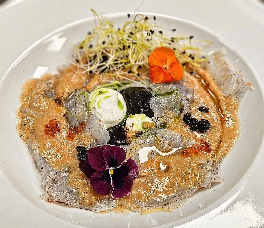 Een bord eten met diverse garneringen en een romige saus.