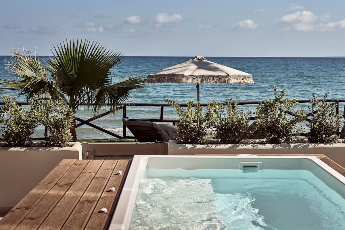 Suite Junior, idromassaggio, al piano terra | Vista spiaggia/mare