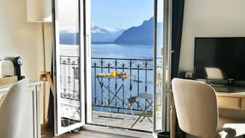 Deluxe Double Room, Lake View (Vue partielle ou directe) | Room service - dining