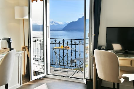 Quarto casal luxo, vista para o lago (Vue partielle ou directe) | Serviço de quarto: opções para refeição. Le Baron Tavernier Hôtel Restaurants Spa