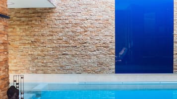 Piscina coperta, ombrelloni da piscina, lettini