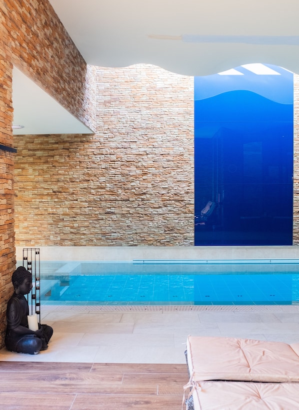 Piscina interna, guarda-sóis, espreguiçadeiras