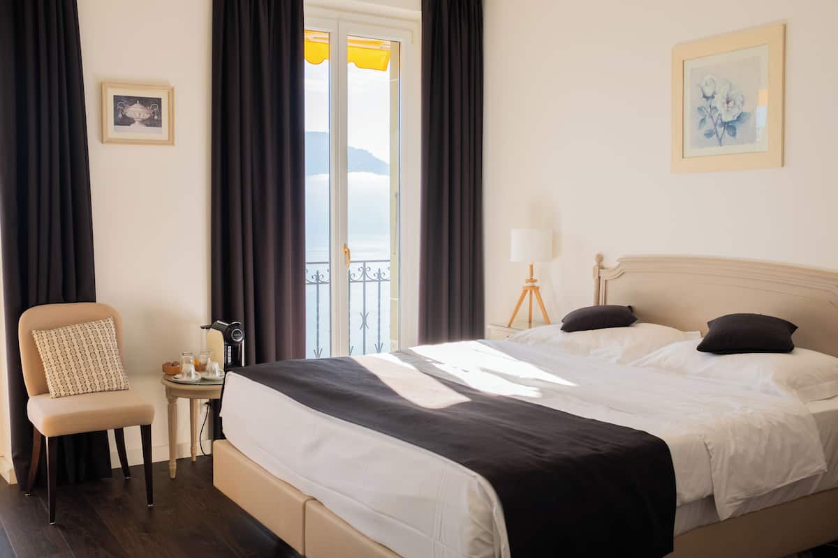 Chambre Double Standard, vue lac (Vue partielle our directe) | Literie de qualité supérieure, articles gratuits dans le mini-bar