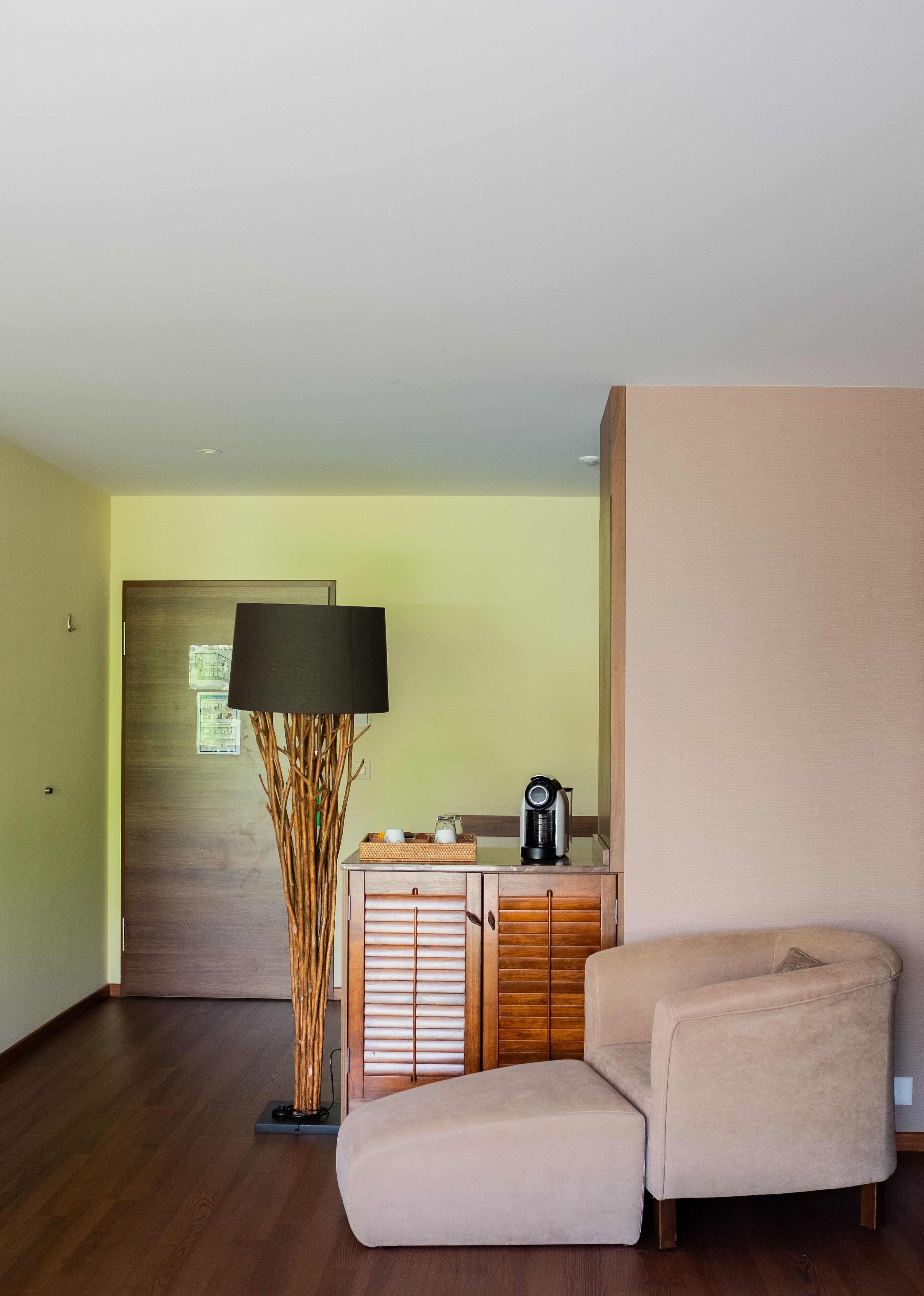 suite, valley view (vue sur le vallon) | living area | flat-screen tv