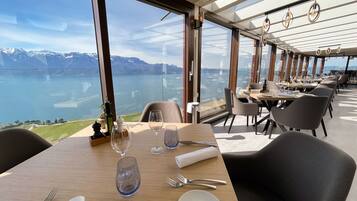 3 restaurants, local and international cuisine