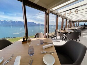 3 restaurants, local and international cuisine