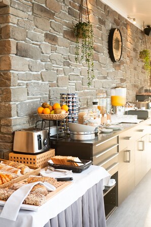 Daily buffet breakfast for a fee - Le Baron Tavernier Hôtel Restaurants Spa (Puidoux)