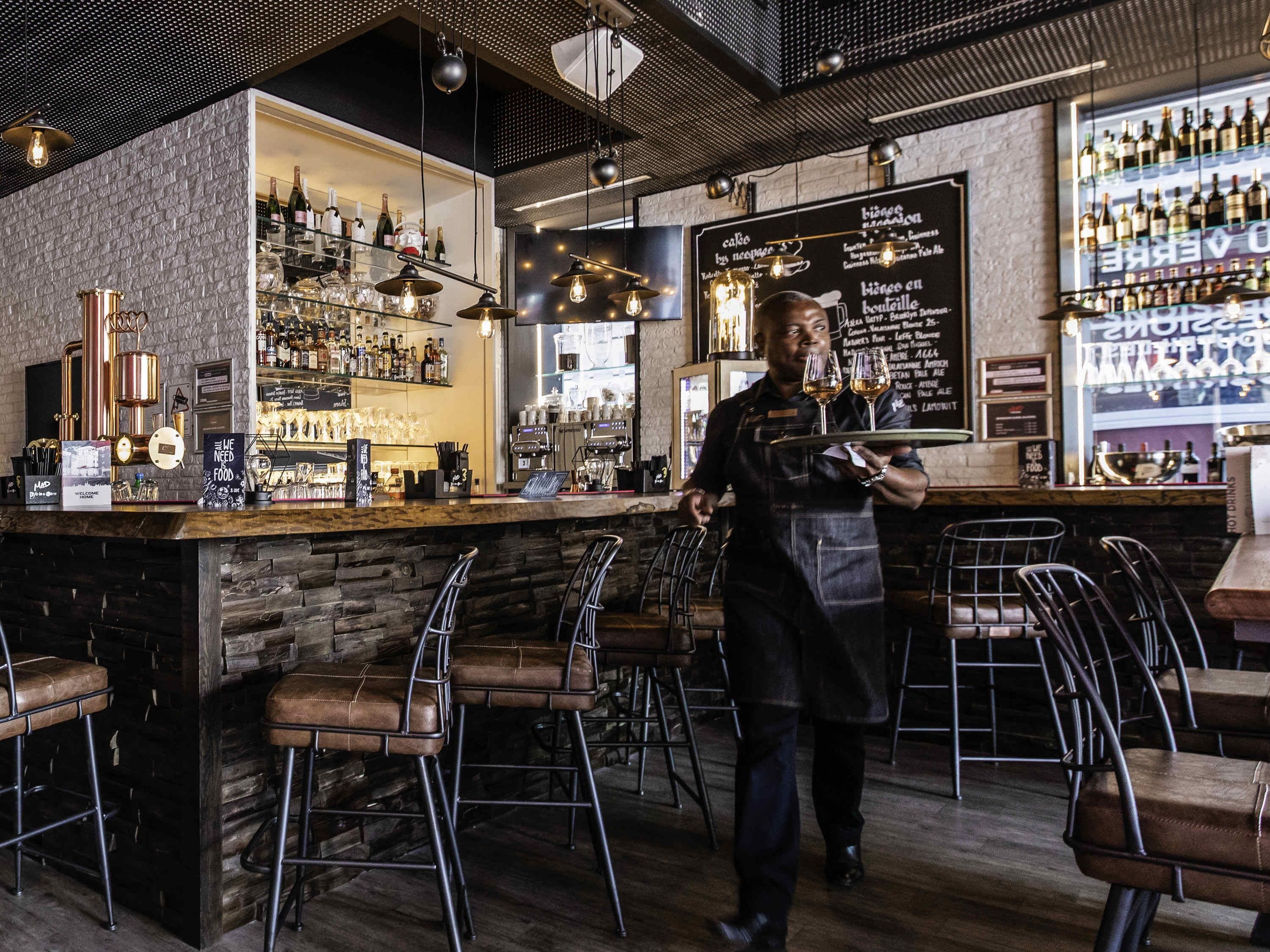 2 bars/lounges, rooftop bar, wine bar