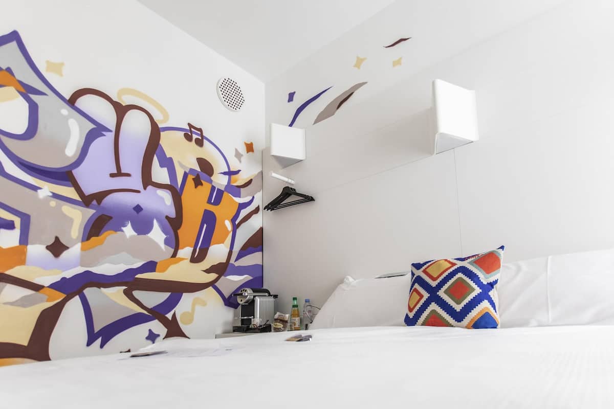 ダブルルーム シングルベッド 1 台 | セーフティボックス (室内)、デスク、WiFi (無料)、ベッドシーツ