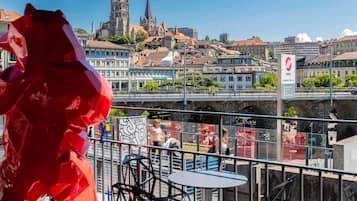 2 bars/lounges, rooftop bar, wine bar