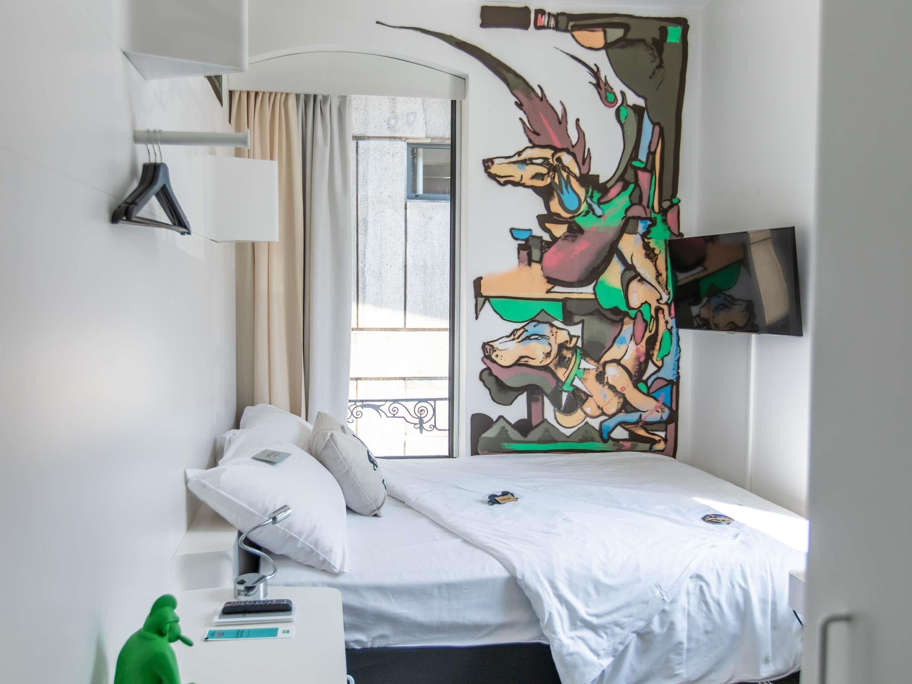 double room, 1 single bed | in-room safe, desk, free wifi, bed sheets