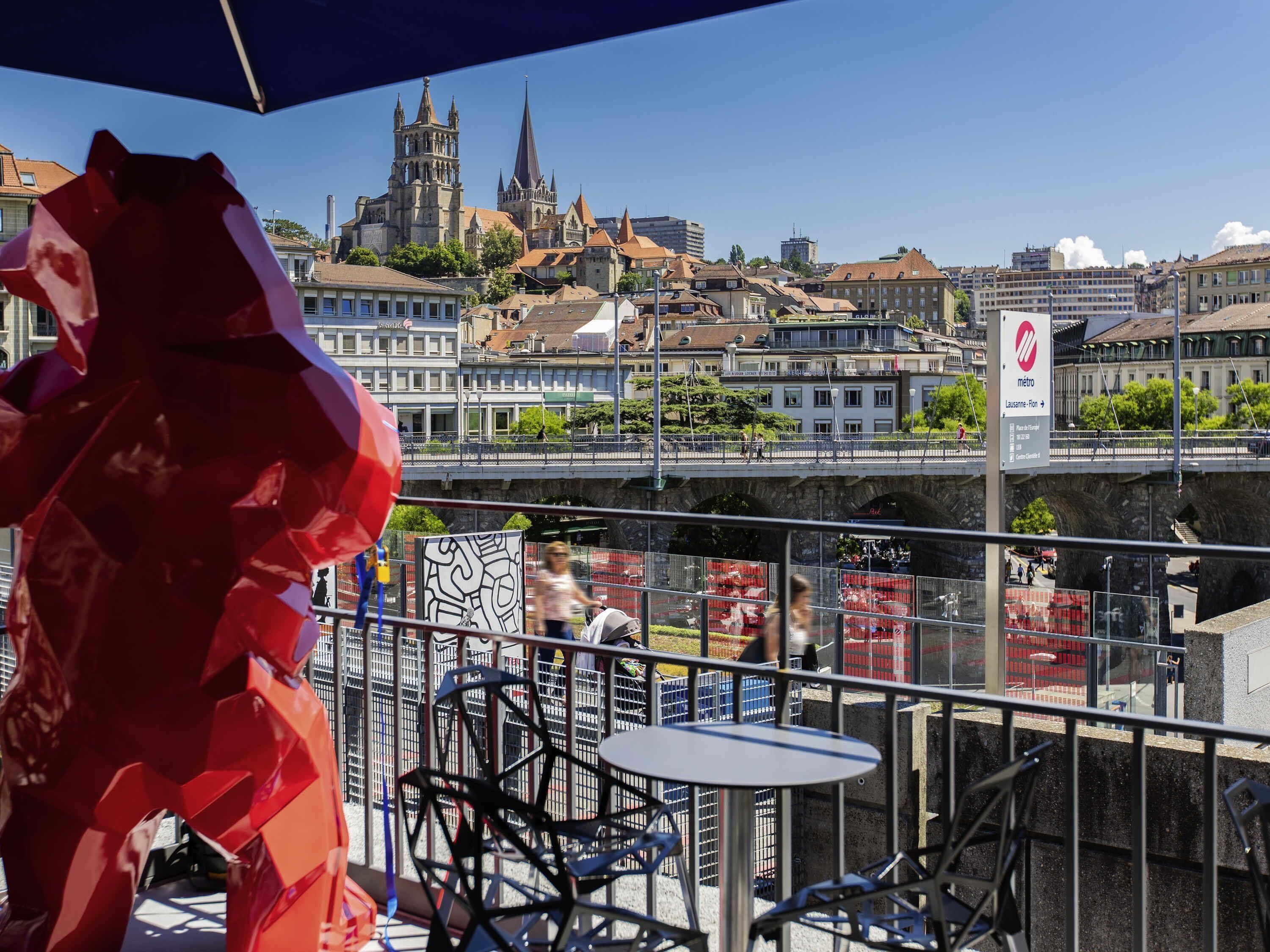 2 bars/lounges, rooftop bar, wine bar
