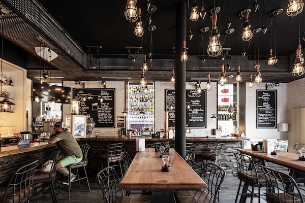 2 bars/lounges, rooftop bar, wine bar