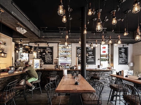 2 bares, bar en la azotea, bar de vinos