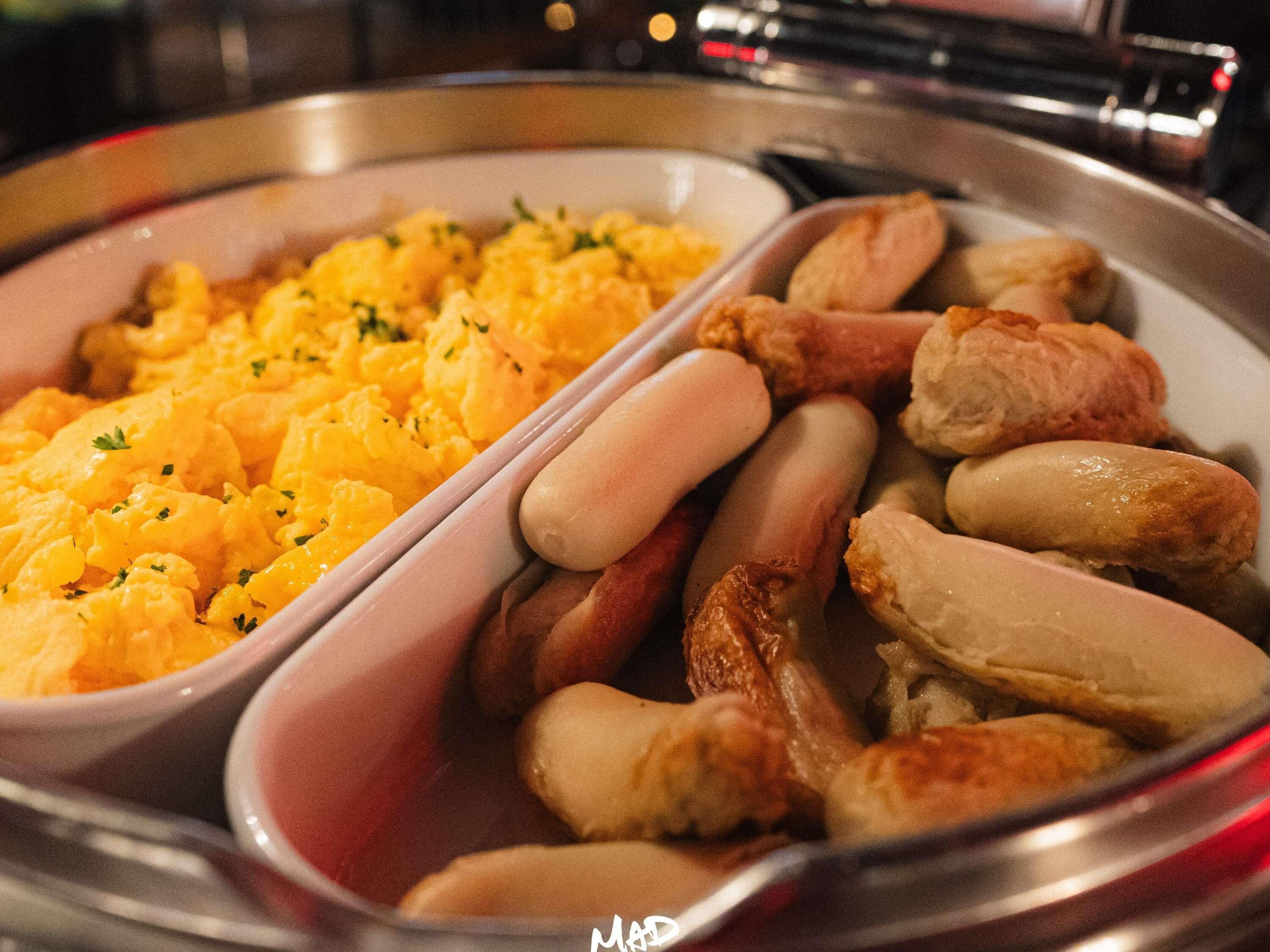 Petit déjeuner continental (19 CHF par personne)