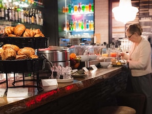 Daily continental breakfast for a fee - ibis Styles Lausanne Center Mad House (Lausanne)