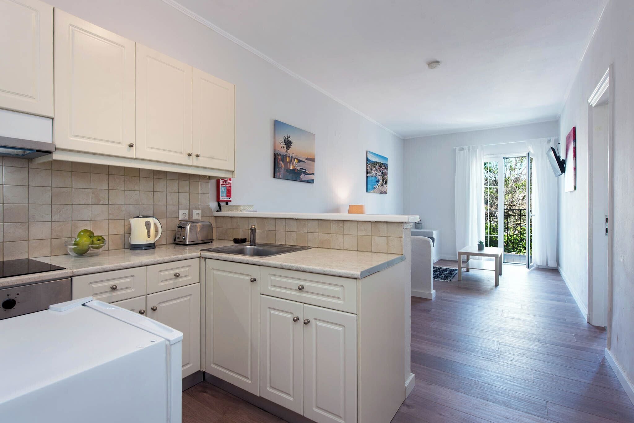 Apartment | Private kitchen | Full-size fridge, oven, stovetop, electric kettle