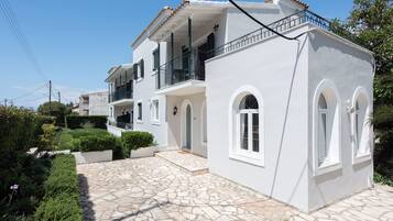 Vista frontal de la propiedad