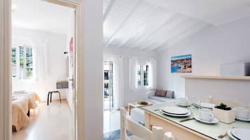 Departamento | 1 habitación, cortinas blackout y tabla de planchar con plancha