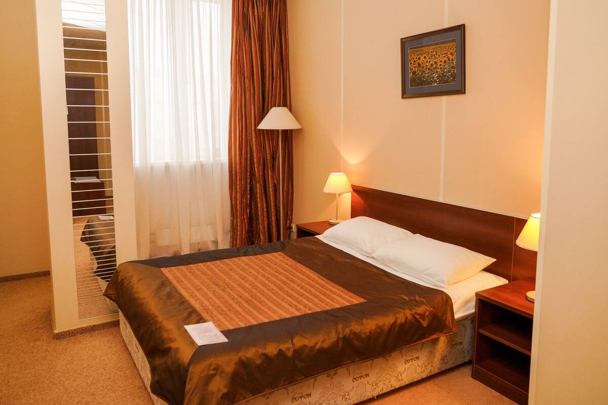 Standaard kamer, 1 twee- of 2 eenpersoonsbedden | 1 slaapkamer, luxe beddengoed, een minibar, een bureau