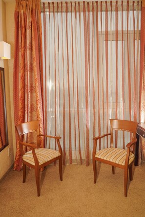 スーペリア スイート | 高級寝具、ミニバー、デスク、ノートパソコン用作業スペース