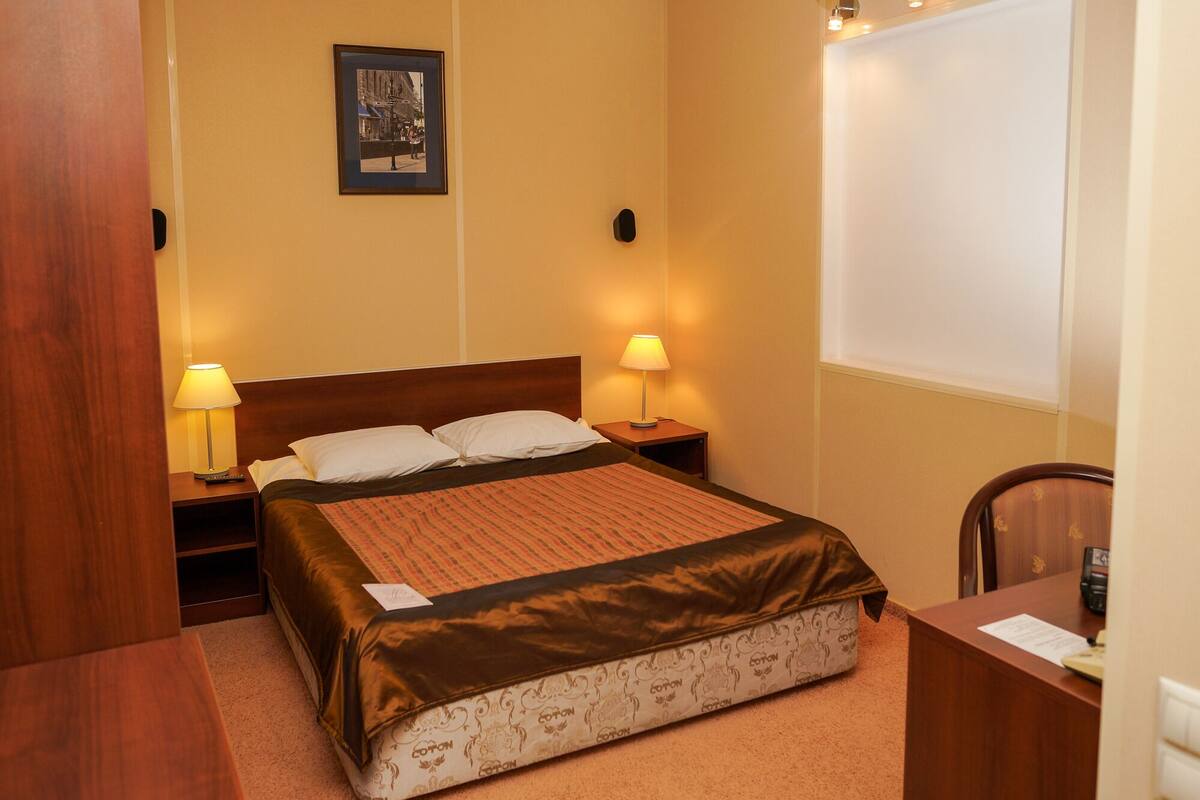Eenvoudige eenpersoonskamer | 1 slaapkamer, luxe beddengoed, een minibar, een bureau