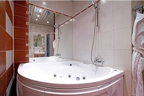 Superior-Suite | Badezimmer | Haartrockner, Bademäntel, Hausschuhe, Handtücher