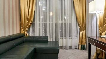 1 bedroom, minibar, desk, free WiFi