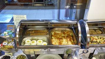 Free daily buffet breakfast
