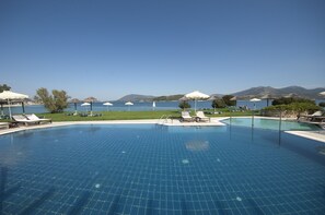 Udendørs pool, åben fra kl. 09.00 til kl. 20.30, parasoller, liggestole