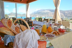 Daily buffet breakfast (EUR 18 per person) - Forestata Village (Kefalonia)