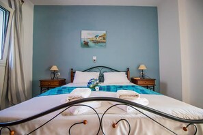 Studio, uitzicht op zee | Een bureau, geluiddichte muren, een strijkplank/strijkijzer