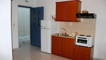 Studio, uitzicht op zee | Privékitchenette | Een koelkast, een microgolfoven, een kookplaat