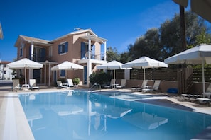 Seasonal outdoor pool, pool umbrellas, pool loungers - Villa Theodora (Lefkada)