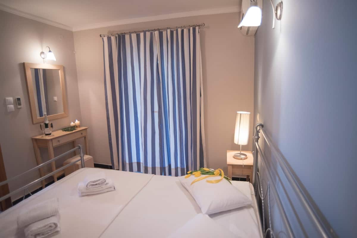 In-room safe, cribs (free), rollaway beds (surcharge), WiFi (free)