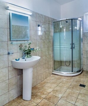 Shower, designer toiletries, hair dryer, towels - San Lazzaro (Lefkada)