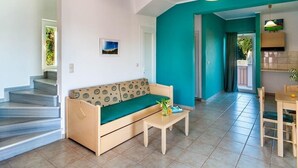 Una sala de estar moderna con un sofá, una mesa de centro y un comedor con una mesa y sillas.