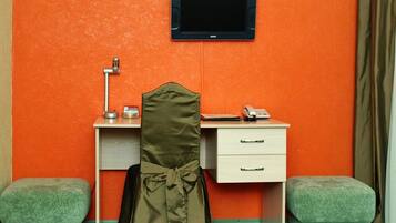 Minibar, värdeförvaringsskåp på rummet, skrivbord och ljudisolering