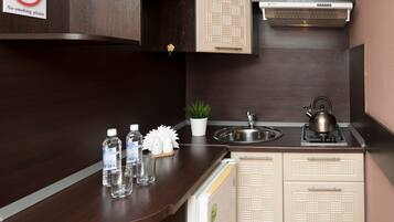 Full-sized fridge, microwave, electric kettle, cookware/dishes/utensils