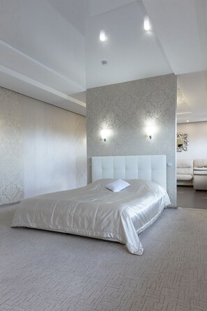 Leilighet – deluxe (with swimming pool 208) | Safe på rommet, skrivebord, lydisolert og strykejern/-brett