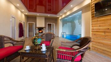 Appartement Deluxe (with swimming pool 208) | Salle de bain | Articles de toilette gratuits, sèche-cheveux, peignoirs, chaussons