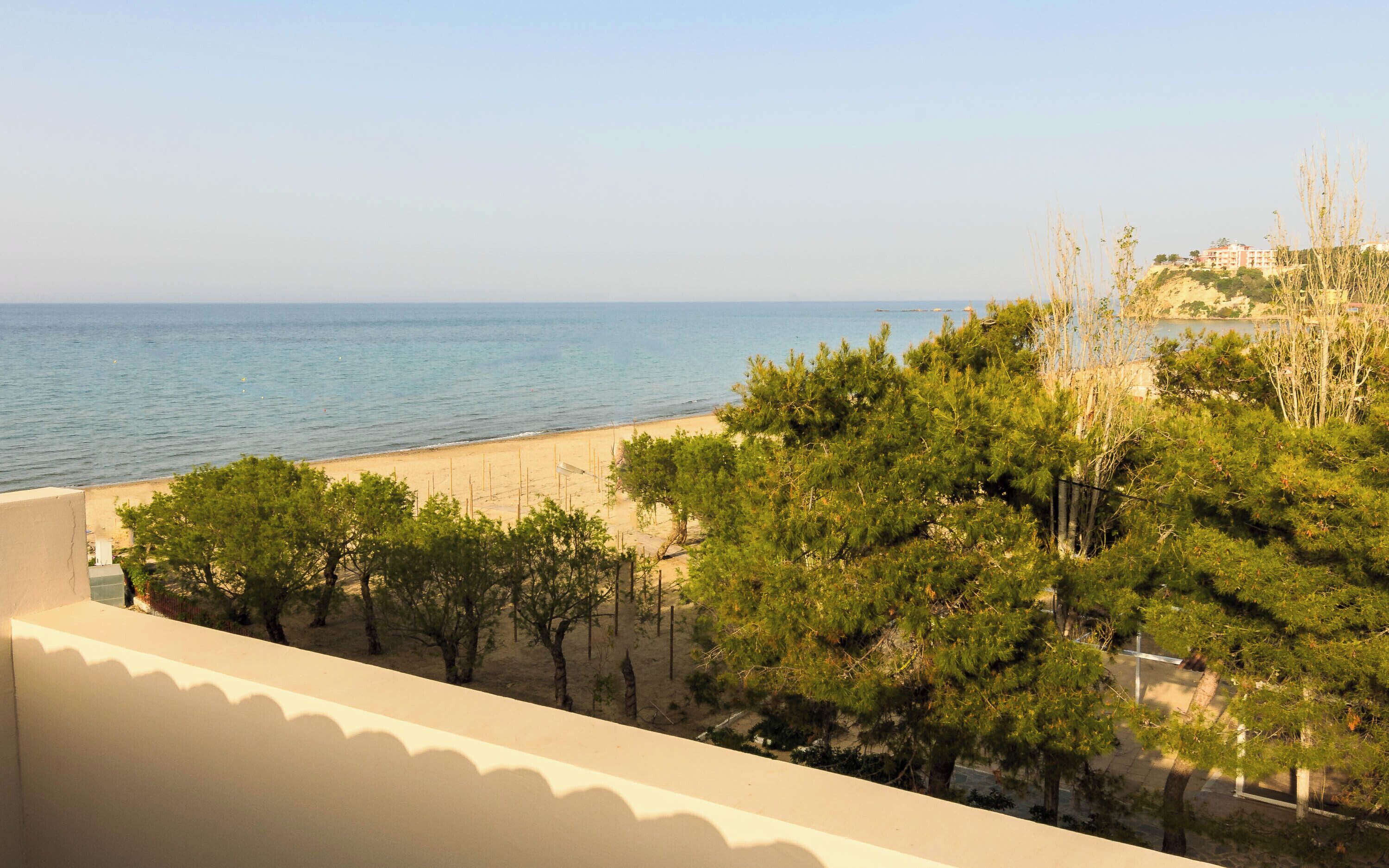 Un balcón con vista a la playa y al mar.