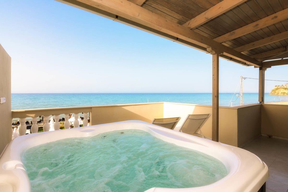 Deluxe Room, Sea View, Sea Facing | Frette Italian sheets, premium bedding, pillowtop beds, in-room safe