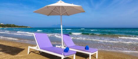 Am Strand, Liegestühle, Sonnenschirme, Strandtücher