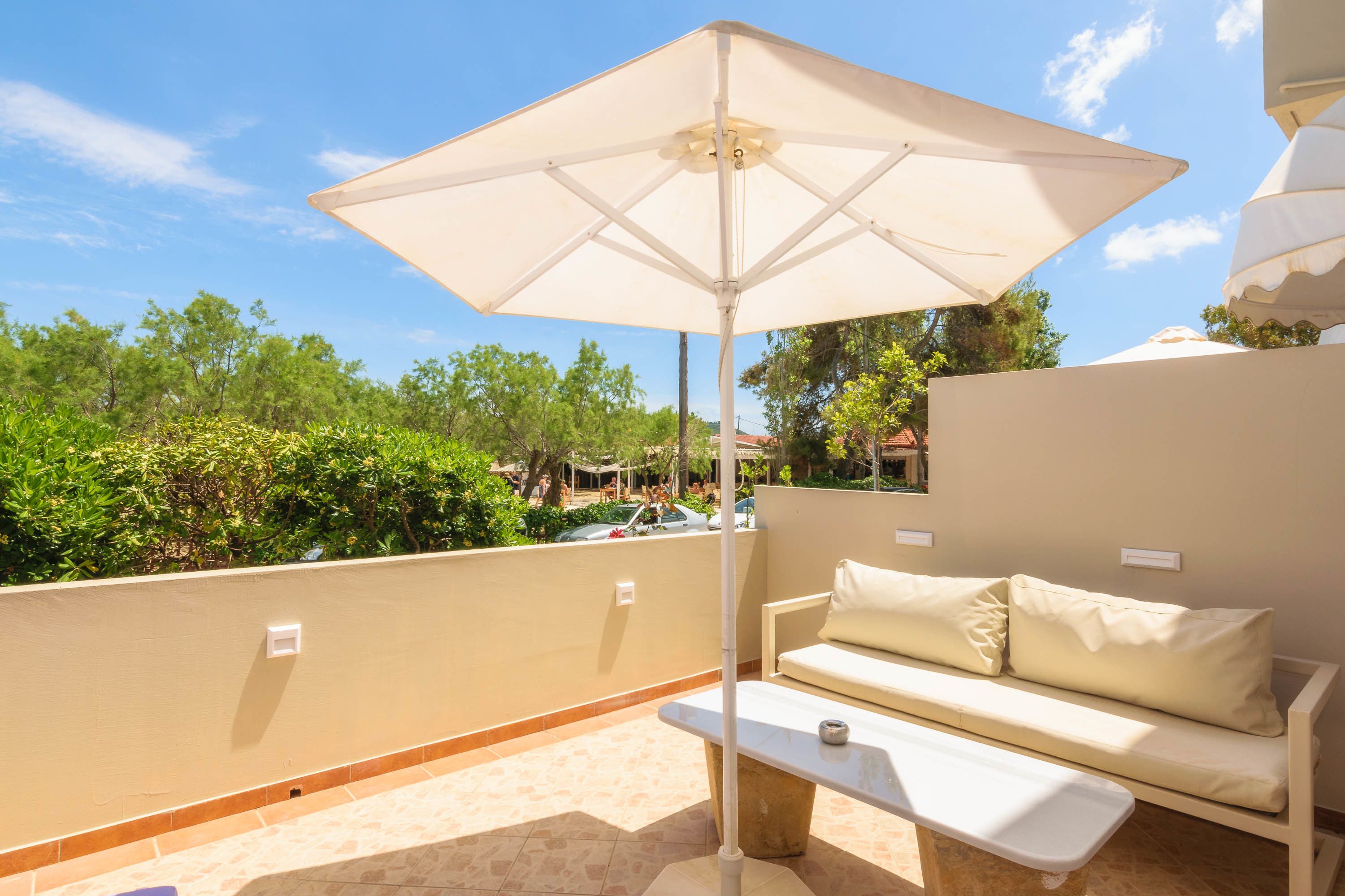 Suite junior, vista parcial al mar | Sábanas italianas Frette y ropa de cama de alta calidad 